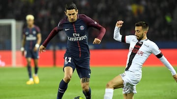 Di María, ofrecido al Atlético de Madrid, ante Nicolas Benezet en el PSG-Guingamp.