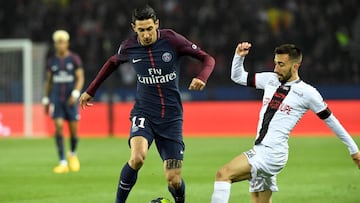 Di Mar&iacute;a, ofrecido al Atl&eacute;tico de Madrid, ante Nicolas Benezet en el PSG-Guingamp. 