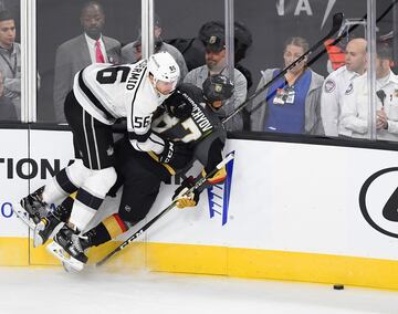 Kurtis MacDermid, jugador de Los Angeles Kings, empuja a Vadim Shipachyov de los Vegas Golden Knights durante el partido de hockey hielo. 