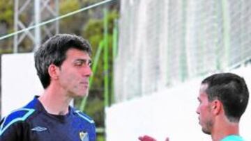 <b>APRUEBA. </b>Muñiz y Benachour charlaron en el entrenamiento de ayer por la tarde.