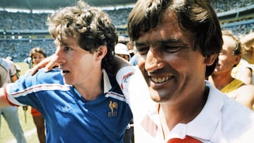 French footballer coach Henri Michel congratulates French player Luis Fernandez after the match, during the World Cup football match between France and Bresil, on June 21, 1986 in Guadalajara.        (Photo credit should read STAFF/AFP/Getty Images)