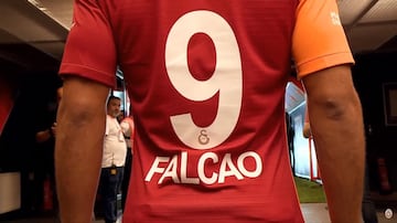 Falcao García fue presentado juntos con los otros refuerzos del Galatasaray en el Türk Telekom Stadium, ante más de 15 aficionados que vibraron cuando anunciaron al delantero colombiano. 
