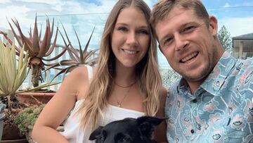 Breeana Blue y Mick Fanning con su perro, en su casa de Tugun (Gold Coast, Australia), donde intent&oacute; entrar la acosadora Sarah Foote.