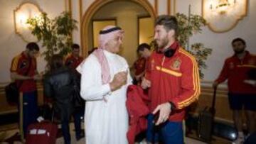 Sergio Ramos dialoga con un aficionado en el hotel de la Selecci&oacute;n en Doha.