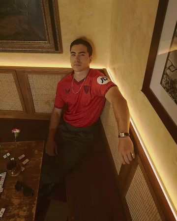 La segunda camiseta del Sevilla, representada con el tradicional rojo, combinado con el morado cuaresma, tiene los elementos vegetales t¨ªpicos de la cer¨¢mica sevillana; recalcando la tradici¨®n alfarera de Triana a trav¨¦s de las hojas de acanto.