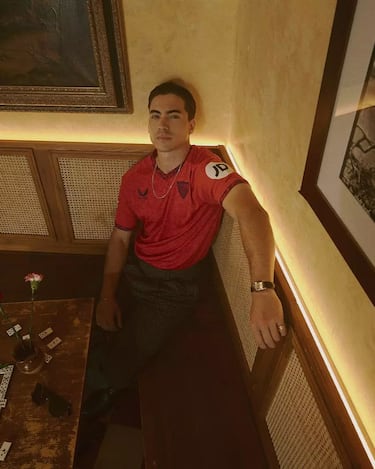 La segunda camiseta del Sevilla, representada con el tradicional rojo, combinado con el morado cuaresma, tiene los elementos vegetales típicos de la cerámica sevillana; recalcando la tradición alfarera de Triana a través de las hojas de acanto. 