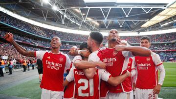 Soccer Football - Community Shield - Manchester City v Arsenal - Wembley Stadium, London, Britain - August 6, 2023  Arsenal players celebrate after winning the Community Shield Action Images via Reuters/Peter Cziborra