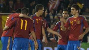 <b>DECISIVO RODRIGO. </b>Los futbolistas españoles felicitan a Rodrigo tras la consecución de uno de los tres tantos que ayer hizo en Melilla.