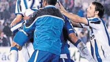 <b>ALEGRÍA CORUÑESA. </b>El Racing fue mejor pero el Depor venció desde los once metros.
