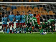 SEVILLA, 29/01/2026.- Pablo Fornals del Real Betis Balompié dispara una falta ante el Feyenoord durante el partido de la octava jornada de la UEFA Liga Europa que Real Betis y Feyenoord disputan hoy jueves en el estadio de La Cartuja, en Sevilla. EFE/ Raúl Caro.