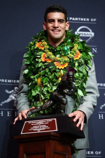 Además de todo lo anterior, Marcus Mariota se alzó con el prestigioso trofeo Heisman, convirtiéndose en el primer jugador hawaiano y el primer jugador de la universidad de Oregon en conseguirlo.