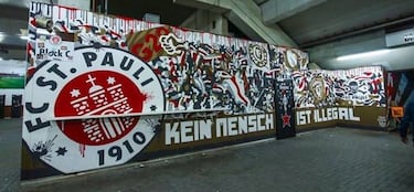 El mural que derriba muros en Barcelona es de trazo argentino