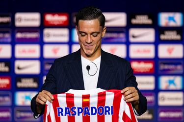 Giacomo Raspadori durante la presentación. 