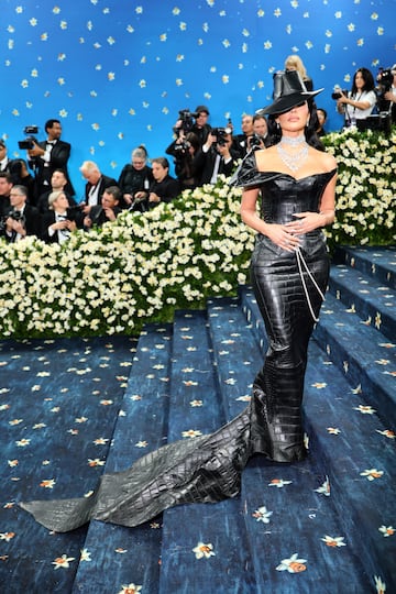 Kim Kardashian posa en la alfombra roja de la MET Gala 2025.