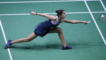 Carolina Mar&iacute;n devuelve el volante ante An Se Young en la final del Yonex Badminton French Open en Paris, Francia.