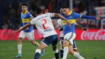 AME7597. MONTEVIDEO (URUGUAY), 02/08/2023.- Daniel Bocanegra (i) de Nacional disputa un balón con Miguel Merentiel de Boca hoy, en un partido de los octavos de final de la Copa Libertadores entre Nacional  y Boca Juniors en el estadio Gran Parque Central en Montevideo (Uruguay). EFE/ Raúl Martínez
