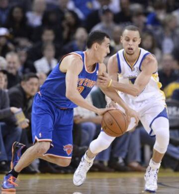 Pablo Prigioni intenta avanzar ante la defensa de Stephen Curry.