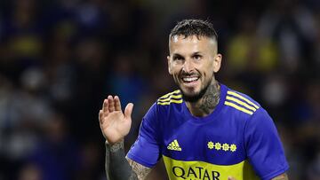 Boca Juniors' forward Dario Benedetto (R) gestures next Colon's defender Facundo Garces during their Argentine Professional Football League match at La Bombonera stadium in Buenos Aires, on February 13, 2022. (Photo by ALEJANDRO PAGNI / AFP)