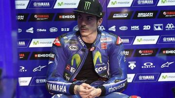 Maverick Vi&ntilde;ales en el box de Yamaha durante el test de Qatar.