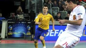 <b>ASEDIO. </b>Alemao, ante el meta Lytvynenko, que encajó los cuatro goles españoles y fue sustituido.