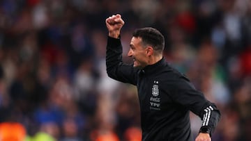 LONDON, ENGLAND - JUNE 01: Lionel Scaloni, Head Coach of Argentina celebrates after their side scored their third goal during the 2022 Finalissima match between Italy and Argentina at Wembley Stadium on June 01, 2022 in London, England. (Photo by Catherine Ivill - UEFA/UEFA via Getty Images)