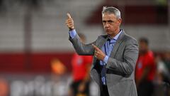 Sporting Cristal's Brazilian coach Tiago Nunes gestures during the Copa Libertadores third round first leg football match between Argentina's Huracan and Peru's Sporting Cristal, at the Tomas Adolfo Duco stadium, in Buenos Aires, on March 9, 2023. (Photo by Luis ROBAYO / AFP)
