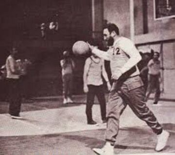 Fidel Castro botando una pelota de baloncesto.