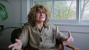 La skater Elissa Steamer hablando sentada en una silla