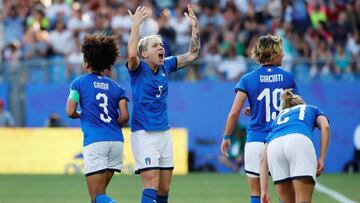 Soccer Football - Women's World Cup - Round of 16 - Italy v China - Stade de La Mosson, Montpellier, France - June 25, 2019 Italy's Elena Linari celebrates their second goal scored by Aurora Galli REUTERS/Jean-Paul Pelissier