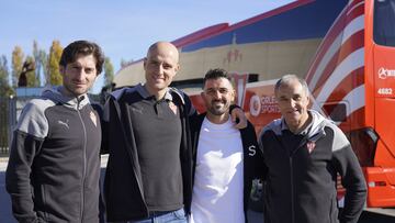 08-01-24. GIJON. DESDE LA IZQUIERDA, GERARDO GARC?A, DIRECTOR DEPORTIVO, DAVID GUERRA, PRESIDENTE, Y EN ?LTIMO LUGAR, JOAQU?N ALONSO, RELACIONES INSTITUCIONALES, POSAN CON DAVID VILLA.
