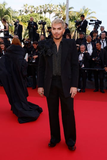 Adam Lambert posa para los fotógrafos durante la alfombra roja de la ceremonia de entrega de premios.
