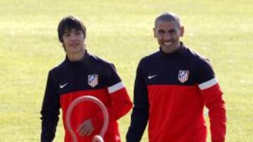 El canterano Oliver Torres en un entrenamiento del Atl&eacute;tico de Madrid junto a el &quot;Cata&quot; D&iacute;az