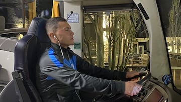 Yanis Rahmani en el autob&uacute;s del M&aacute;laga, la &#039;Flecha Azul&#039;.