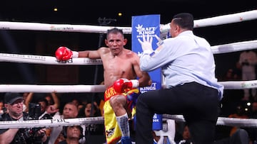 El árbitro Tony Weeks contándole a Ismael Barroso en el combate con Rolando Romero.