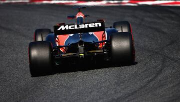 MONTMELO, SPAIN - MARCH 09: Stoffel Vandoorne of Belgium driving the (2) McLaren Honda Formula 1 Team McLaren MCL32 on track during day three of Formula One winter testing at Circuit de Catalunya on March 9, 2017 in Montmelo, Spain. (Photo by Dan Istitene/Getty Images)