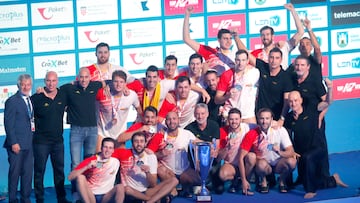 La selección española de waterpolo celebrando el título de campeones de Europa.