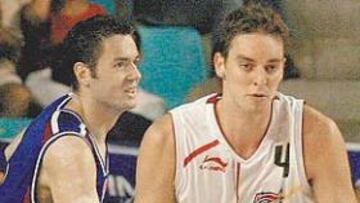 <b>A REMOLQUE. </b>Dejan Tomasevic y la selección serbia van a remolque de la España de Pau Gasol.