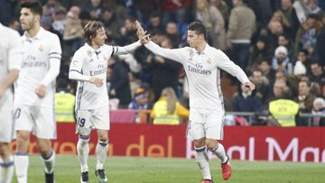 James Rodríguez junto a Luka Modric celebrando un gol con el Real Madrid ante el Sevilla por Copa del Rey 2016/17