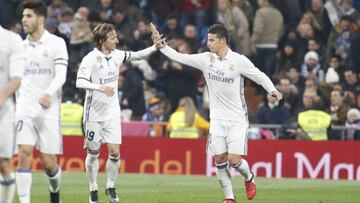 James Rodr&iacute;guez junto a Luka Modric celebrando un gol con el Real Madrid ante el Sevilla por Copa del Rey 2016/17