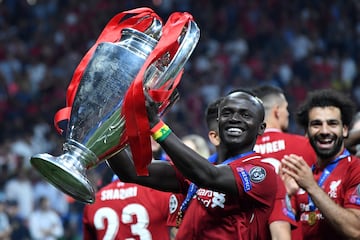 El delantero senegalés, exjugador del Liverpool y Bayern Munich, y actual jugador del equipo saudí Al-Nassr F. C, salió de su pueblo con 15 años para cumplir su sueño de ser futbolista profesional. Mané dedica gran parte de su patrimonio para ayudar a crecer a su país, Senegal. En concreto, se ha centrado en su localidad natal de Bambali contribuyendo a su desarrollo como comunidad construyendo hospitales y escuelas, y dotándola de una oficina de correos y una estación de servicio de combustible. Además, colabora con una ayuda mensual para cada familia del barrio de su infancia, entre otras obras benéficas en el continente africano. Por todo ello recibió el reconocimiento con el Premio Sócrates en 2022.