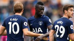 HUDDERSFIELD, ENGLAND - SEPTEMBER 30: Davinson Sanchez of Tottenham Hotspur celebrates vitroy with Harry Winks of Tottenham Hotspur and Harry Kane of Tottenham Hotspur after the Premier League match between Huddersfield Town and Tottenham Hotspur at John Smith&#039;s Stadium on September 30, 2017 in Huddersfield, England.  (Photo by Michael Regan/Getty Images)