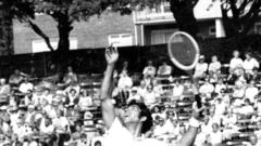 En 1966 conquistó los títulos juniors de Wimbledon y el Orange Bowl