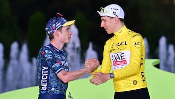 Tadej Pogacar, ganador del Tour 2024, saluda a Jonas Vingegaard segundo en la clasificación general final.