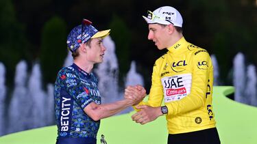 Vingegaard y Pogacar se saludan en el podio final de Niza.