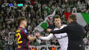 Después de la disputa de un balón, el rival solo quería a todo costo pedir excusas.