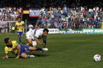 Mark González intenta quedarse con el balón para generar un ataque cruzado.