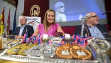 Mireia Belmonte junto al rpesidente de la UCAM, Jos&eacute; Luis Mendoza (derecha) y el director deportivo Pablo Rosique (izquierda) en el homenaje que le ha brindado hoy a la barcelonesa la Universidad Cat&oacute;lica San Antonio de Murcia UCAM.