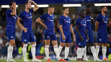 LONDON, ENGLAND - AUGUST 07:  Players of Chelsea watches on ahead of a penalty shootout during the pre-season friendly match between Chelsea and Lyon at Stamford Bridge on August 7, 2018 in London, England.  (Photo by Mike Hewitt/Getty Images)