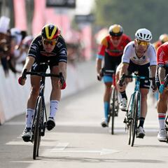 Merlier convence a la ‘foto finish’ en un esprint ajustadísimo con Ewan