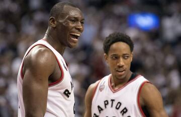 Bismack Biyombo celebra una canasta delante de DeMar DeRozan.